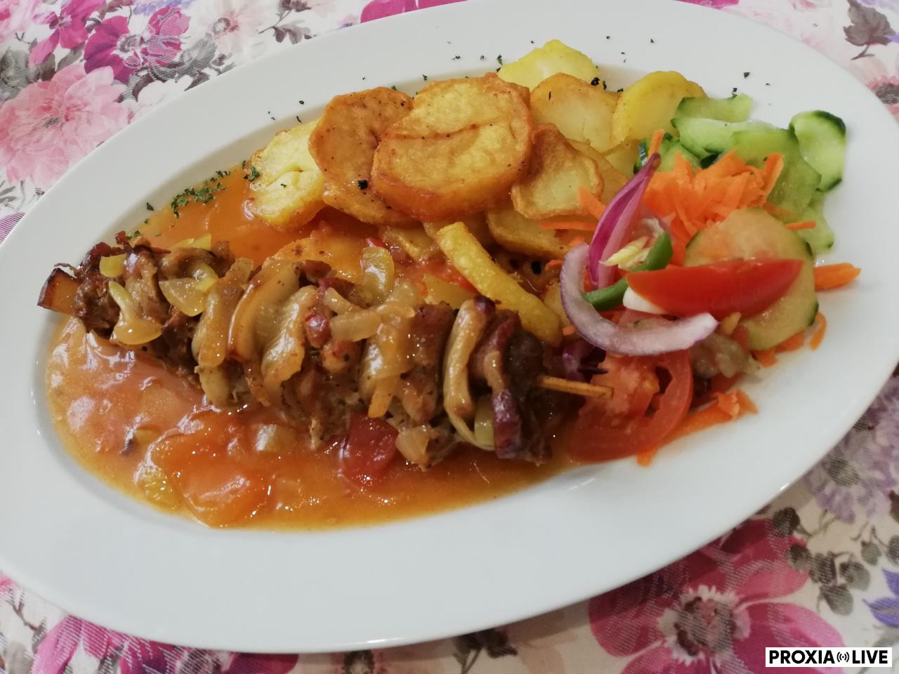 Srbské ražniči, opekané zemiaky 