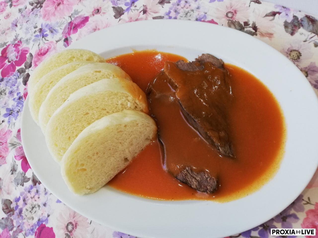 Hovädzie varené, paradajková omáčka, knedle 
