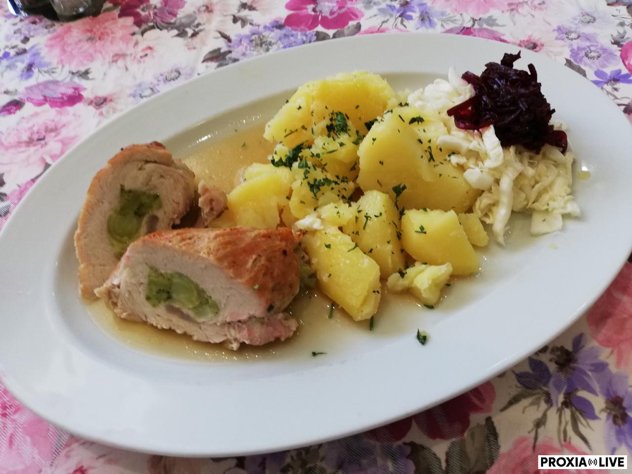 Morčaacia rolka plnená brokolicou, varené zemiaky 