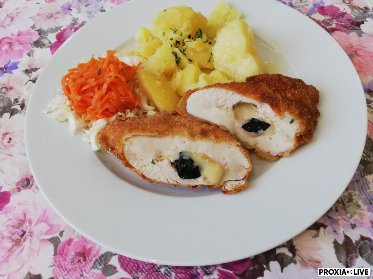 Bryndziarska kapsa plnená oštiepkom, varené zemiaky 