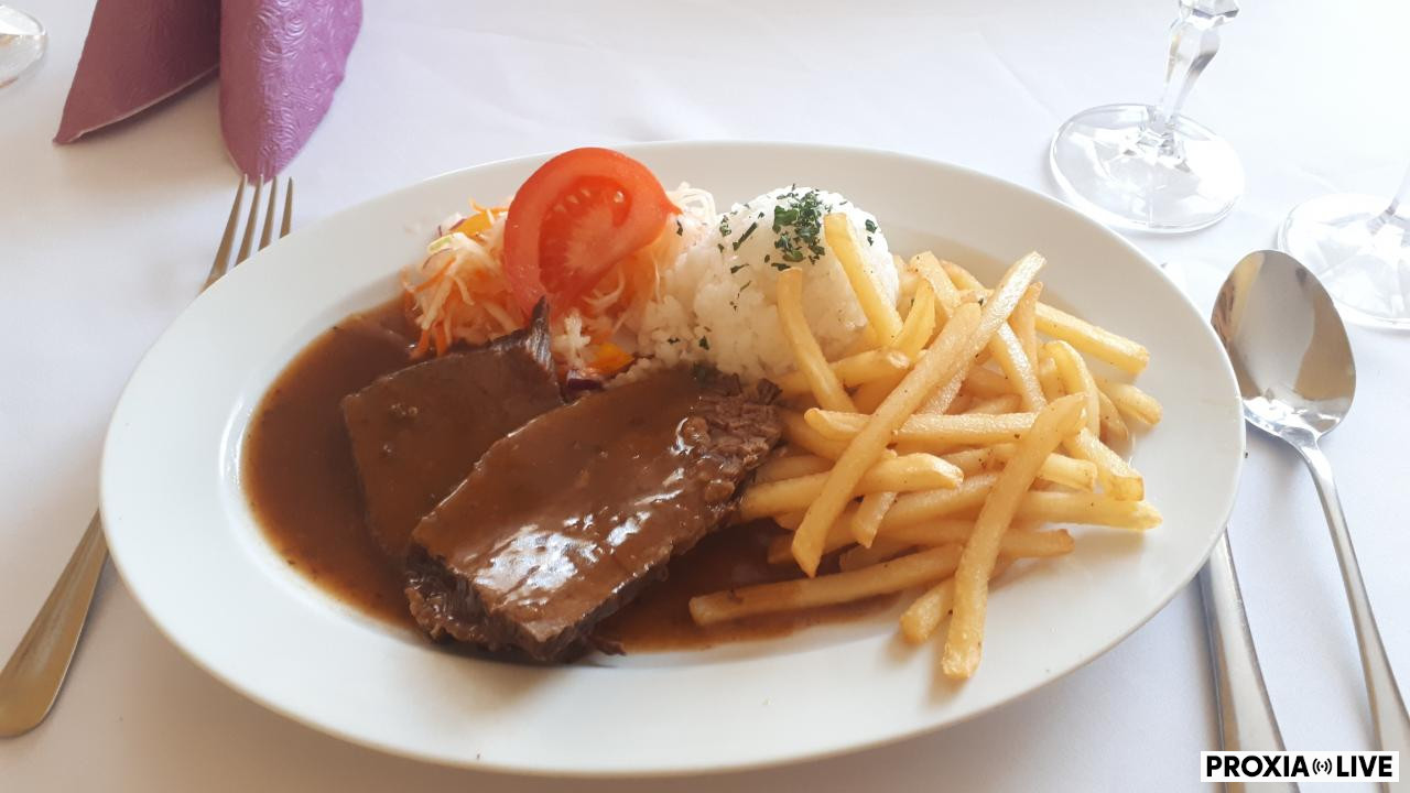 Kalifornská šťavnatá pečienka, 1/2 ryža, 1/2 hranolky