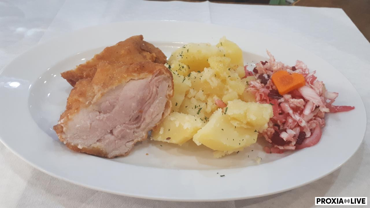 Vyprážaný bravčový rezeň plnený syrom Gorovec, varené zemiaky