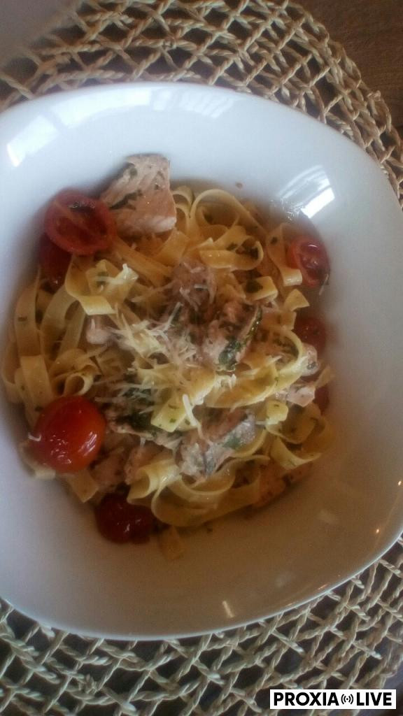 Tagliatelle s lososom a cherry paradajkami 