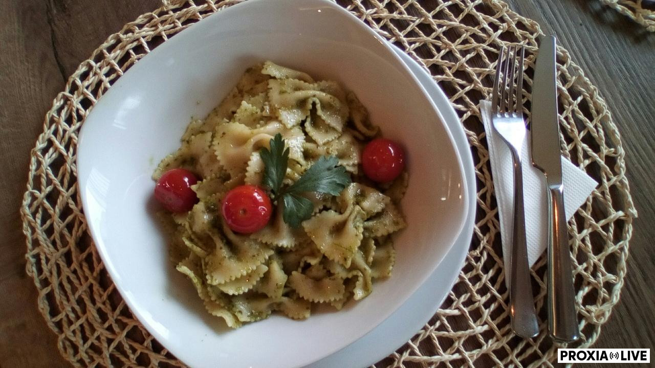 Farfalle s bazalkovým pestom a grilované cherry paradajky 