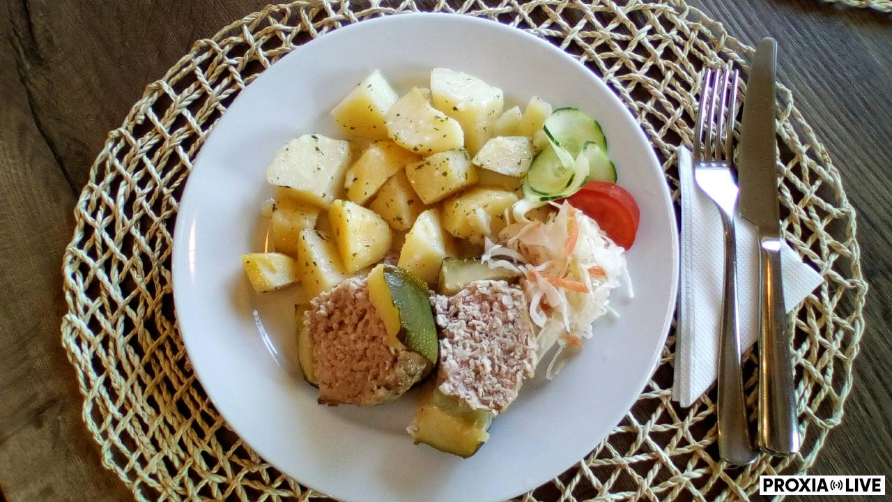 Zapekaná cuketa s mletým mäsom, varené zemiaky 