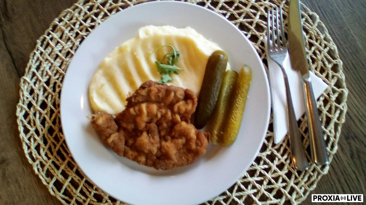 Vyprážaná bravčová krkovička, zemiaková kaša 