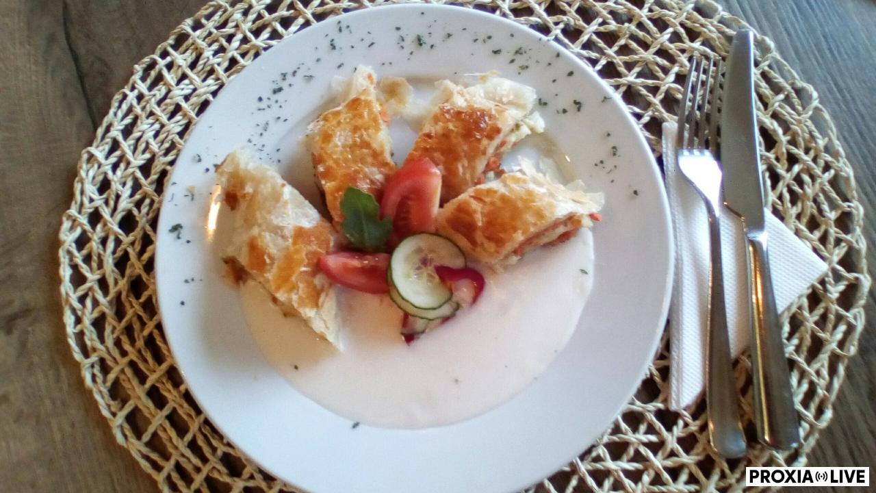 Zeleninová štrúdľa so syrovou omáčkou 