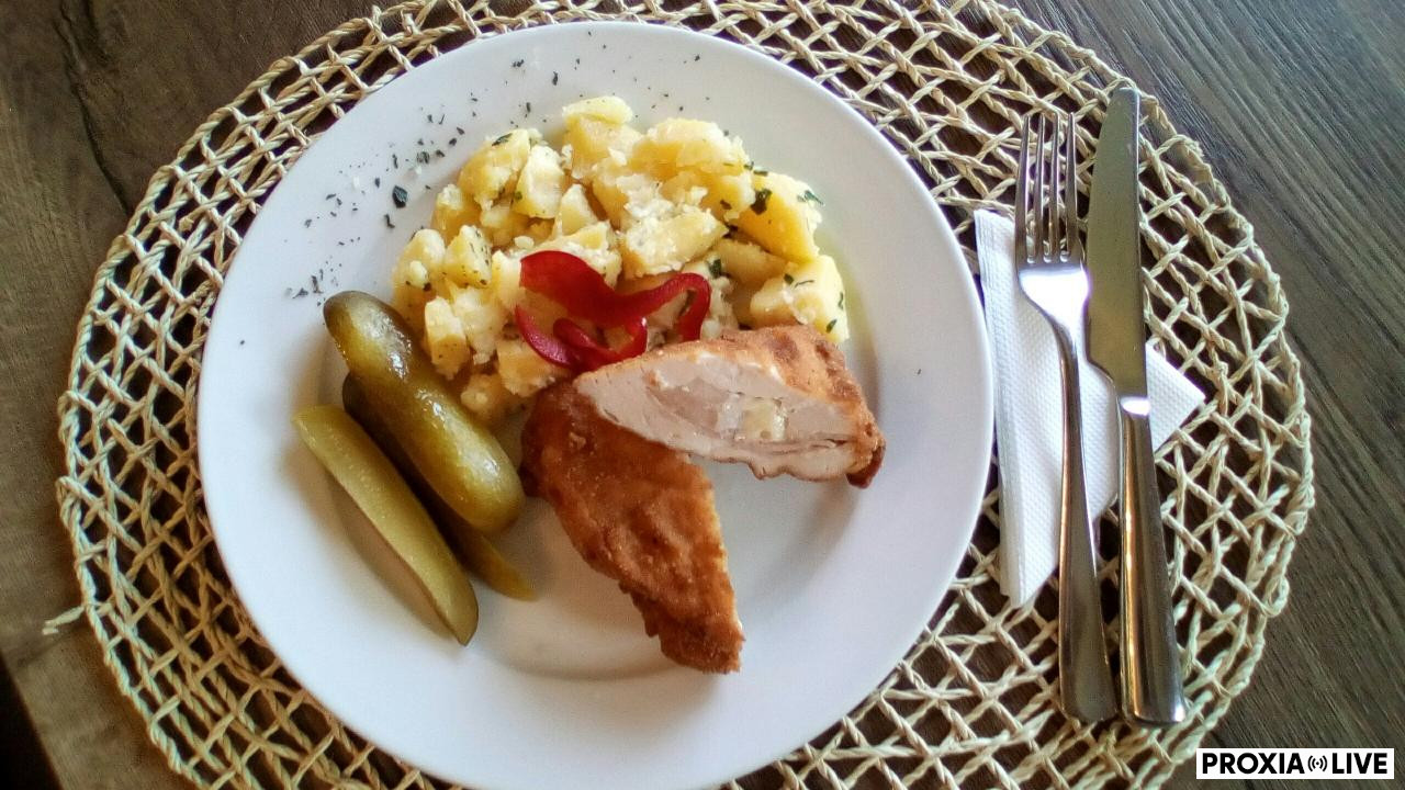 Vypr. kurací Cordon bleu, nové zemiaky s petr. vňaťou 