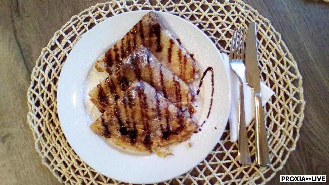 Palacinky s kokosom a nutelou, poliate čokoládovým topingom 