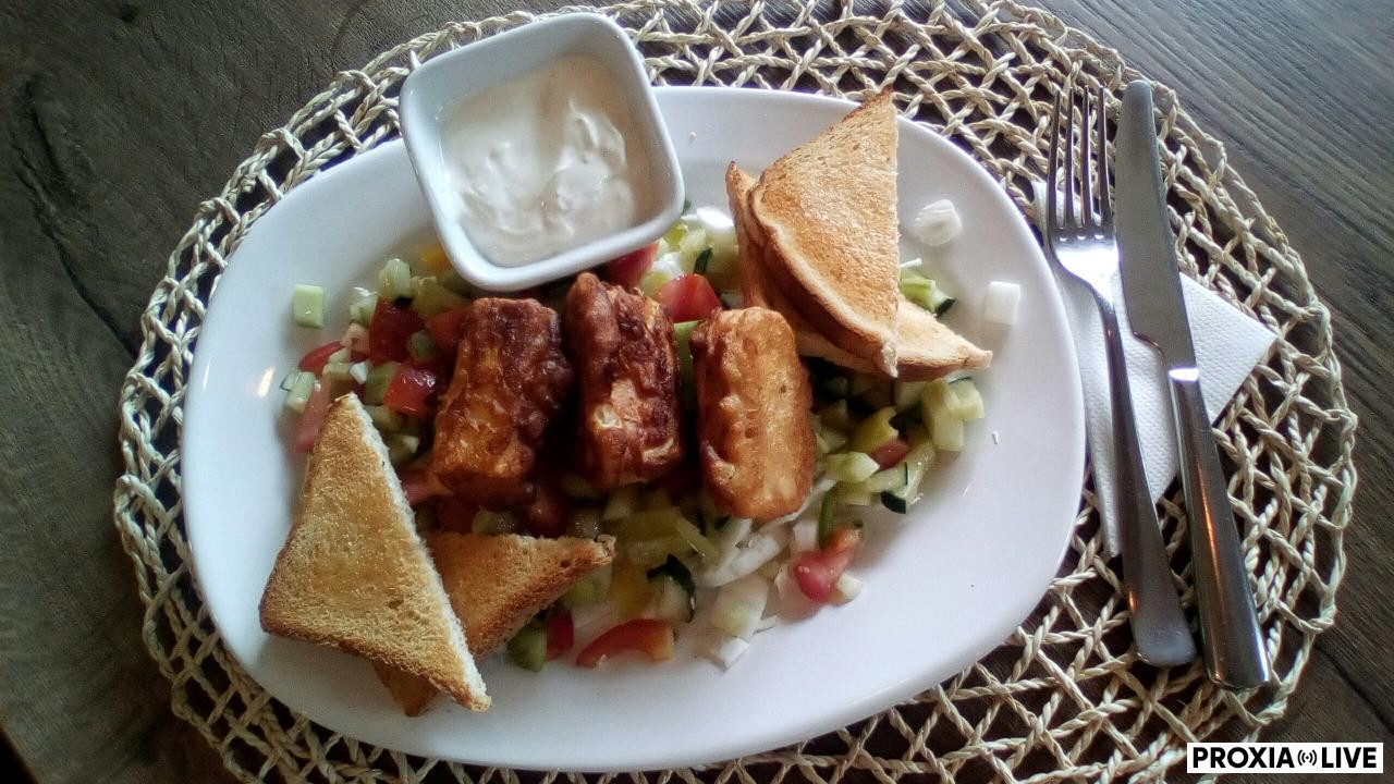 Miešaný šalát s tofu v mandľovom cestíčku, dresing, toast 
