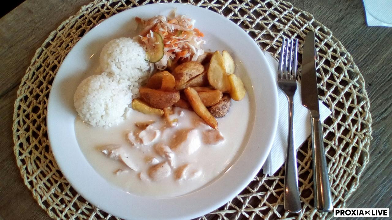 Kuracie soté so syrovo-cesnakovou omáčkou, ryža/am.zemiaky 