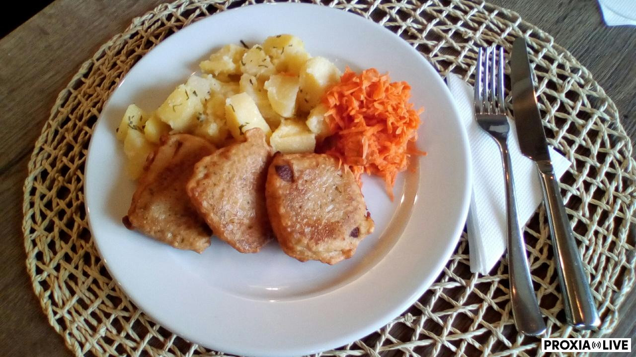 Tofu v cestíčku, varené zemiaky, mrkvový šalát 