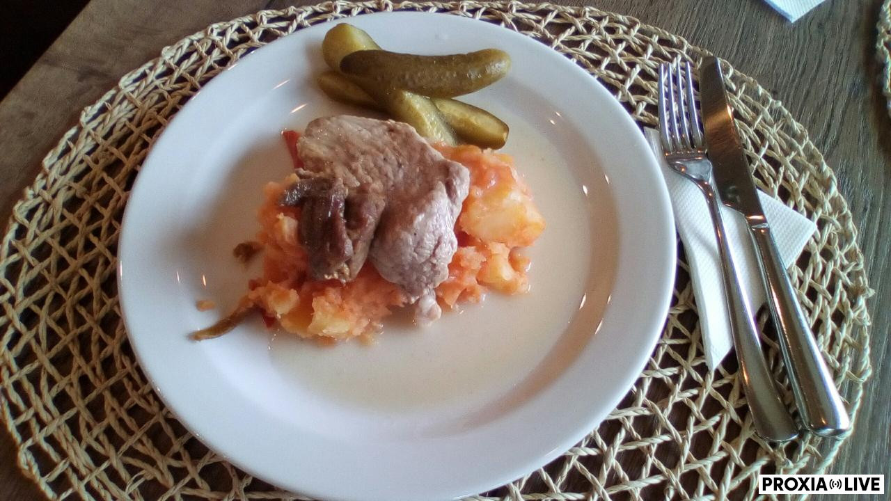 Belehradský bravčový rezeň, lečové zemiaky, st.uhorka 