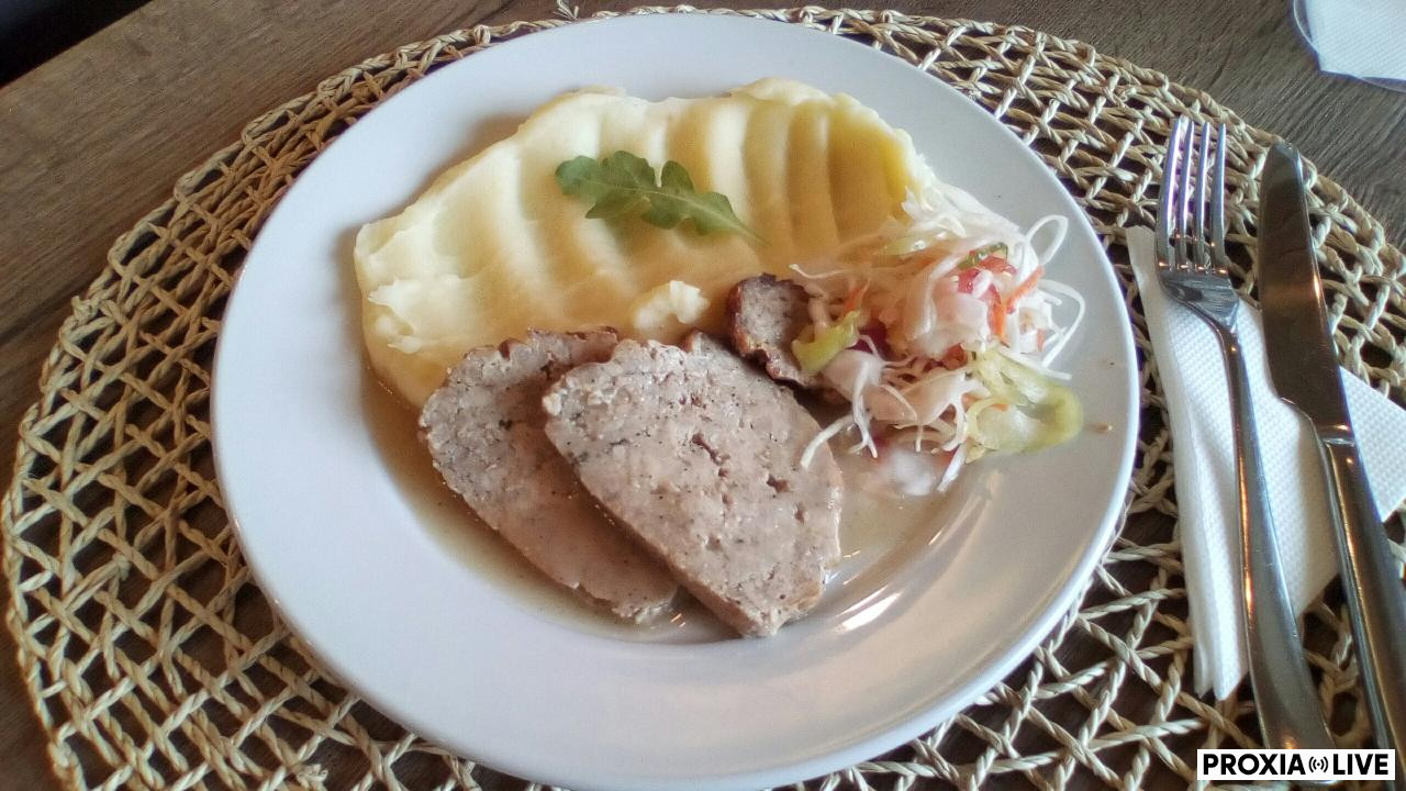 Bravčová sekaná, zemiaková kaša, čalamáda 