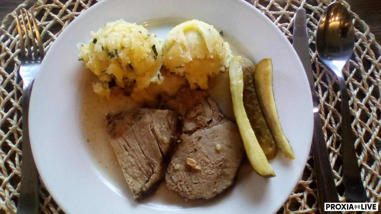 Bravčová krkovička v páci, pučené zemiaky 