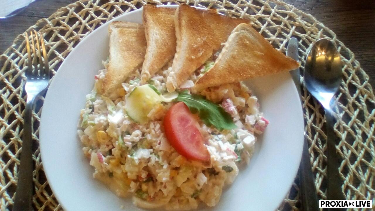 Krabí šalát s vajcom, kukuricou a ananásom, toast 