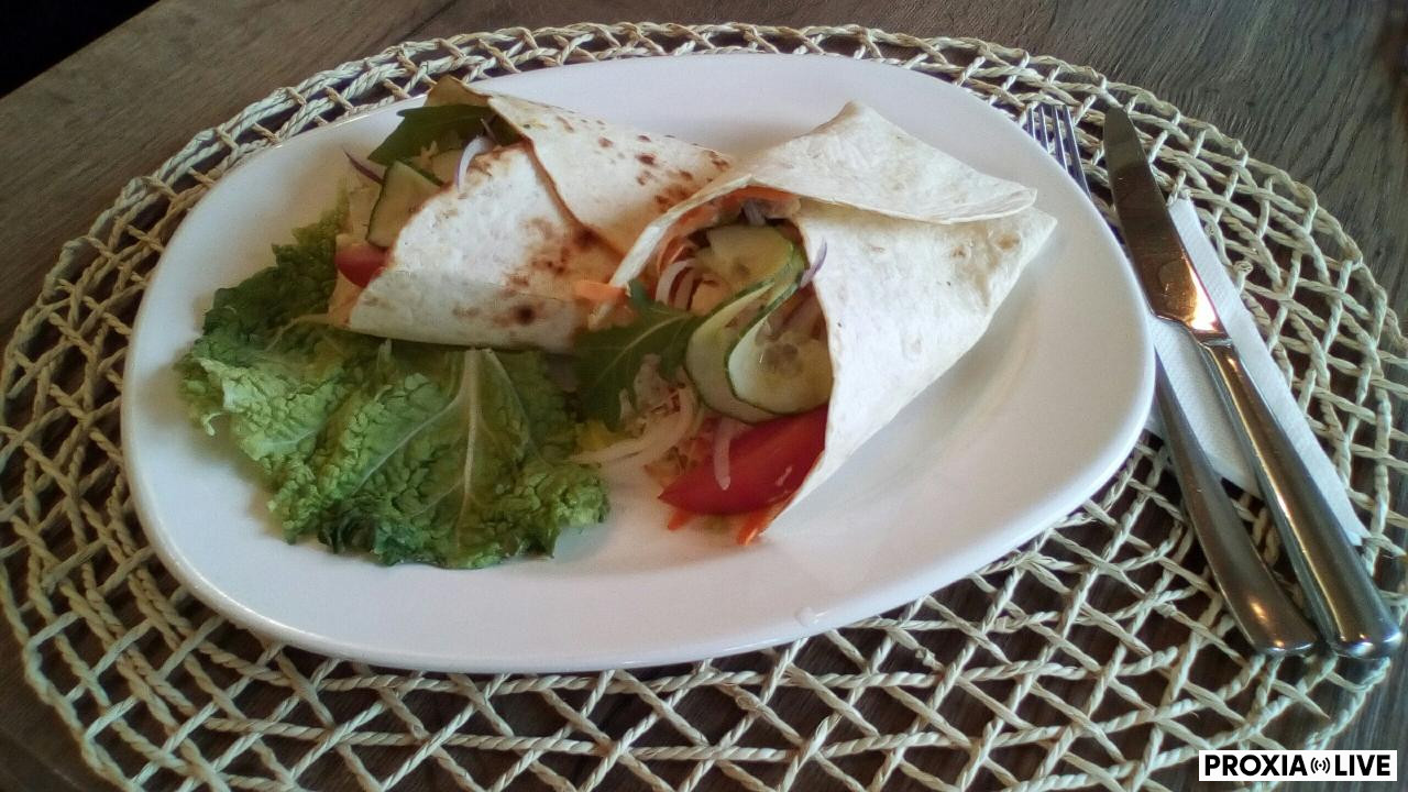 Tortilla s kuracím mäsom a mungo klíčkami  