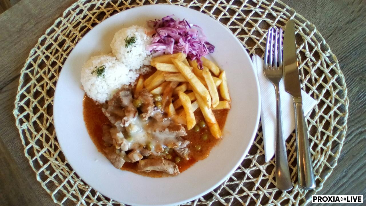 Detvianska nátura posypaná syrom, ryža/hranolky 