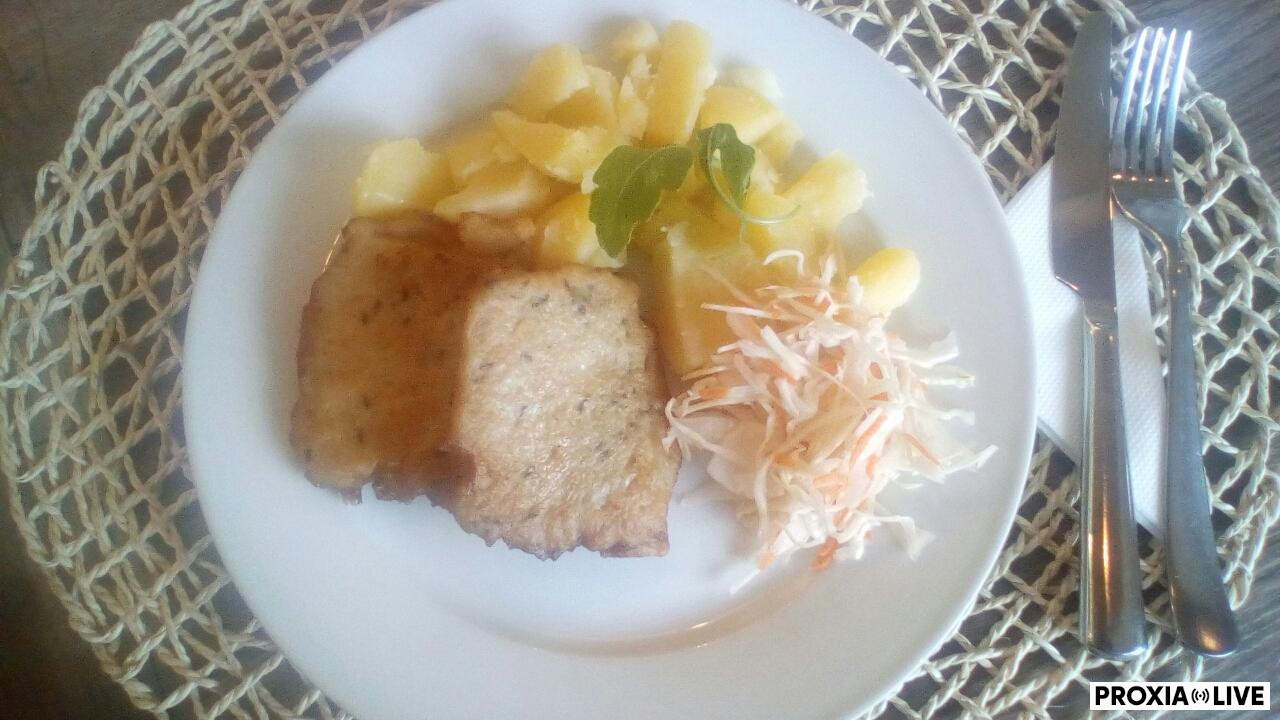 Vyprážané tofu v haruľovom cestíčku, varené zemiaky 