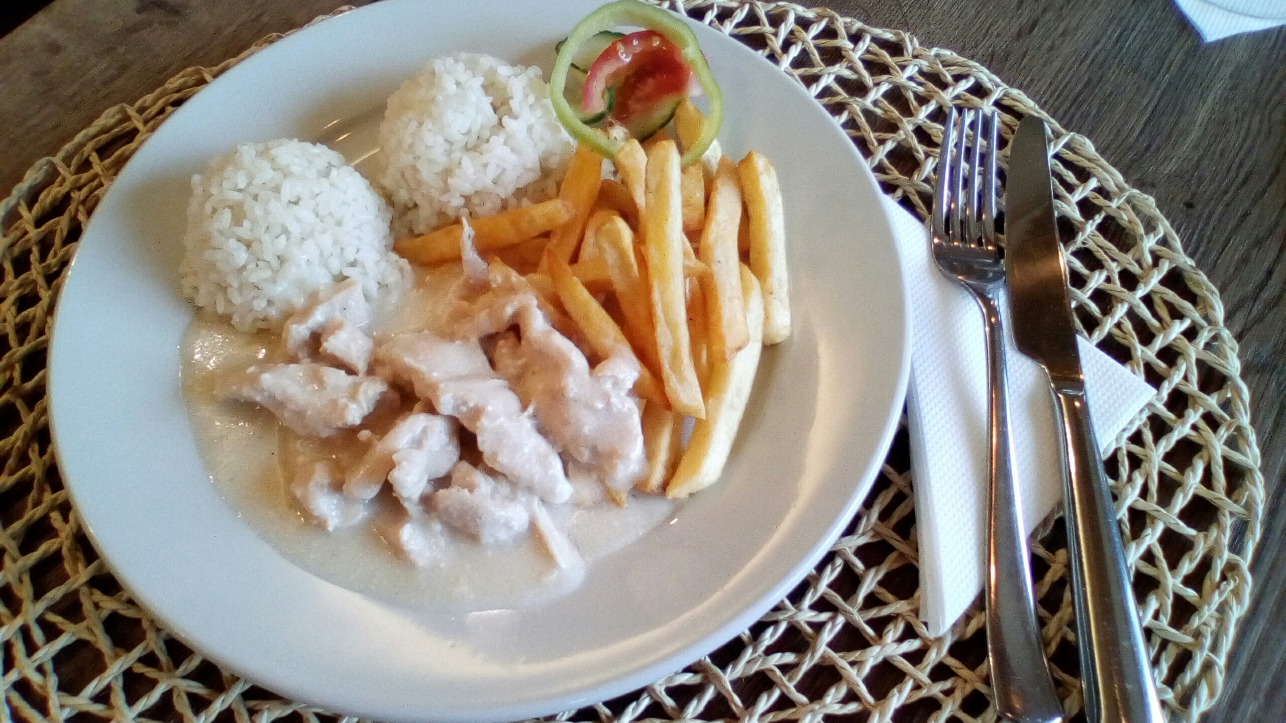 Kuracie soté s nivovou omáčkou, ryža/hranolky 