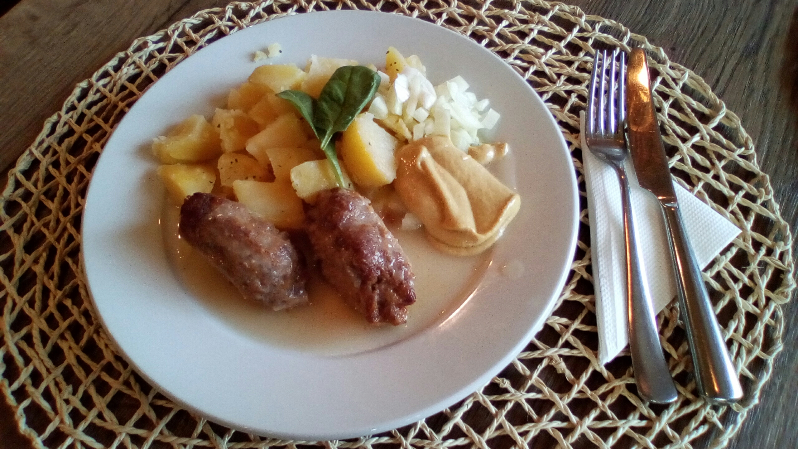 Čevapčiči, varené zemiaky, cibuľa, horčica 