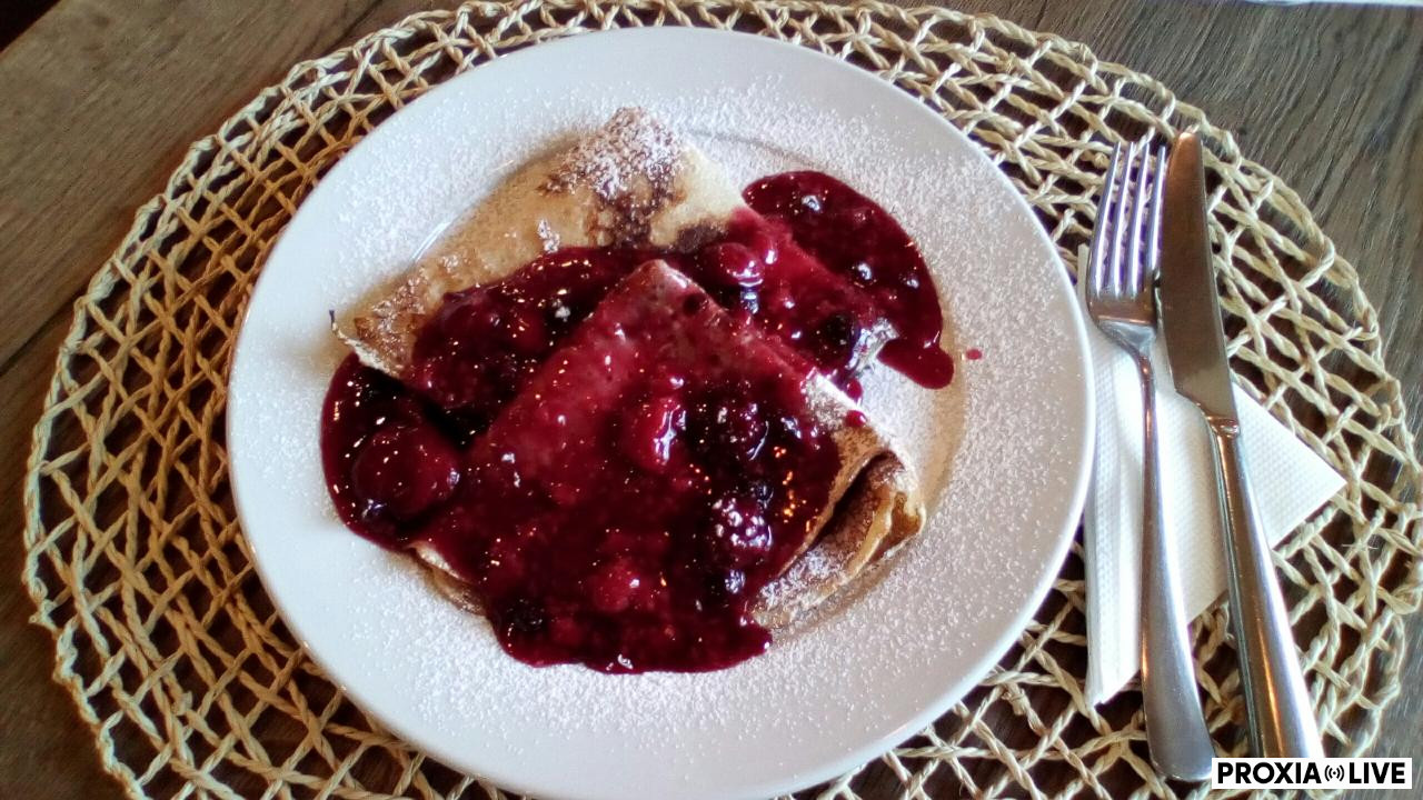 Palacinky s kakaovo-orieškovou nátierkou a horúcim lesným ovocím 