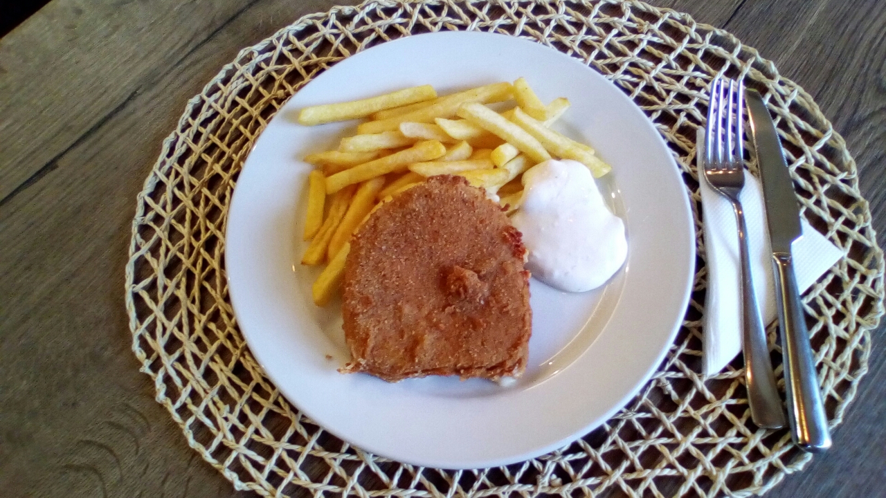 Vyprážaný syr so šunkou, hranolky, TO 