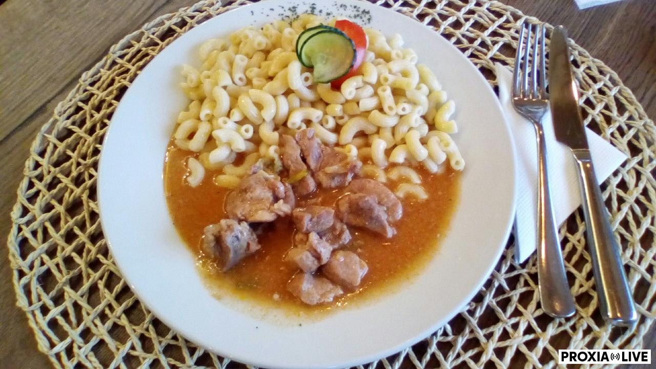 Maďarský guláš, cestovinové kolienka 