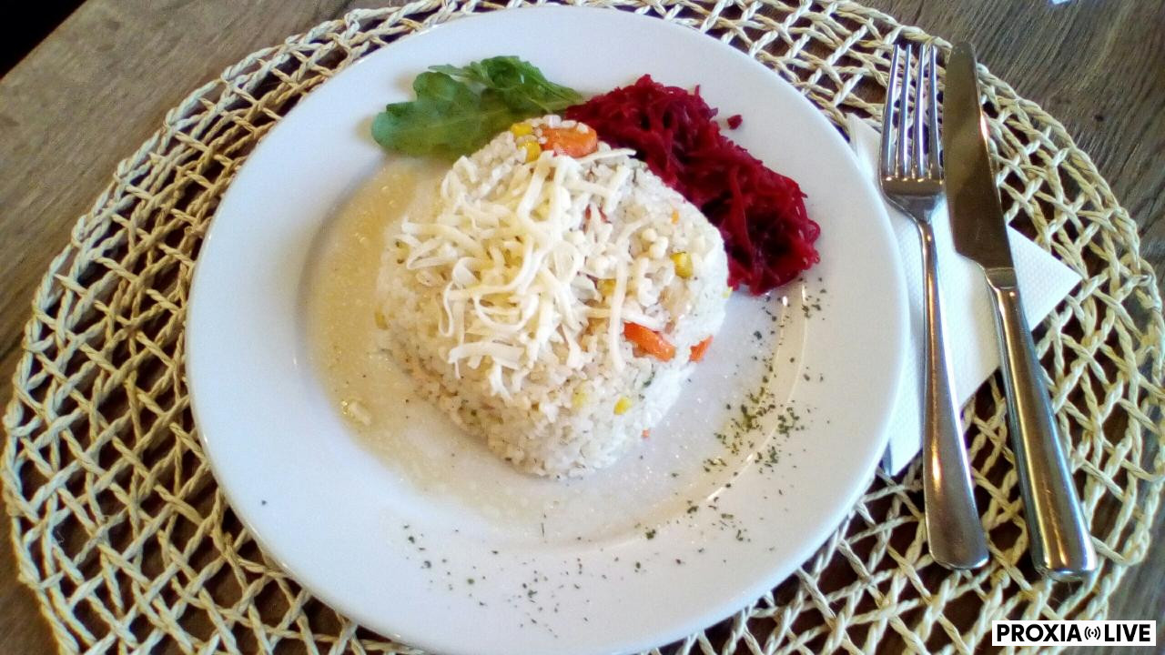 Kuracie rizoto posypané syrom, červená repa 
