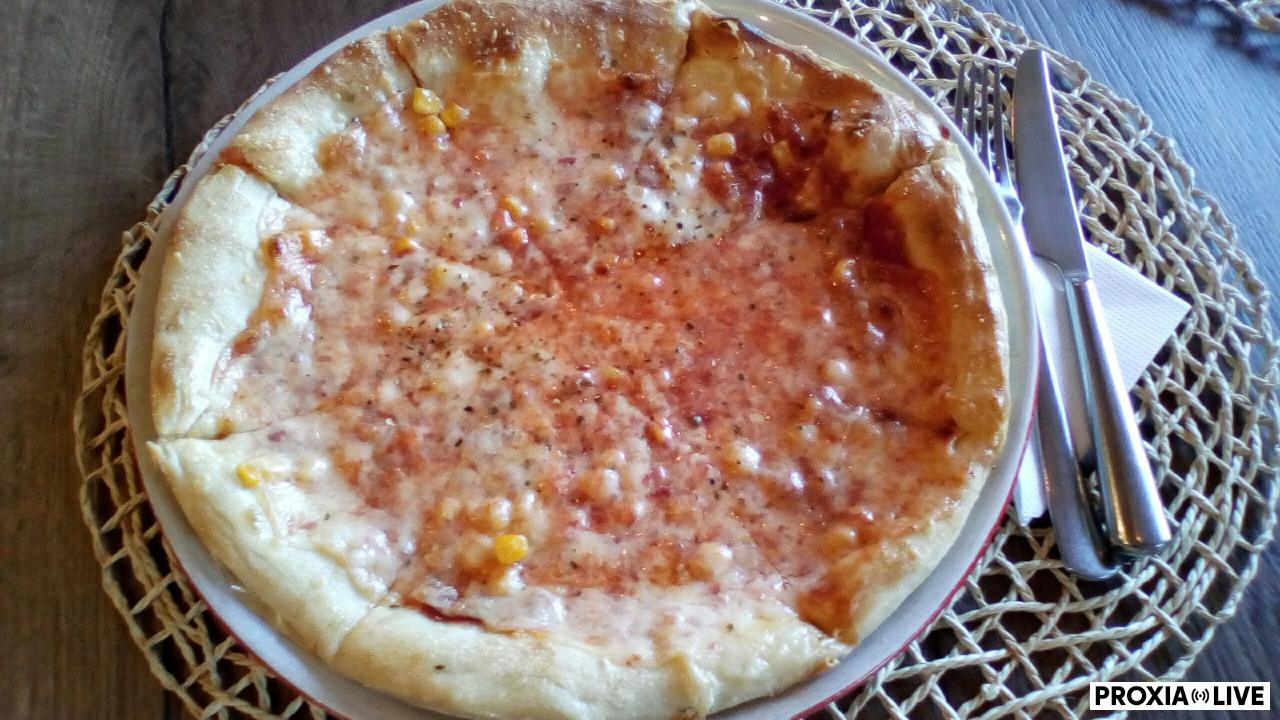 Pizza margherita s kukuricou 