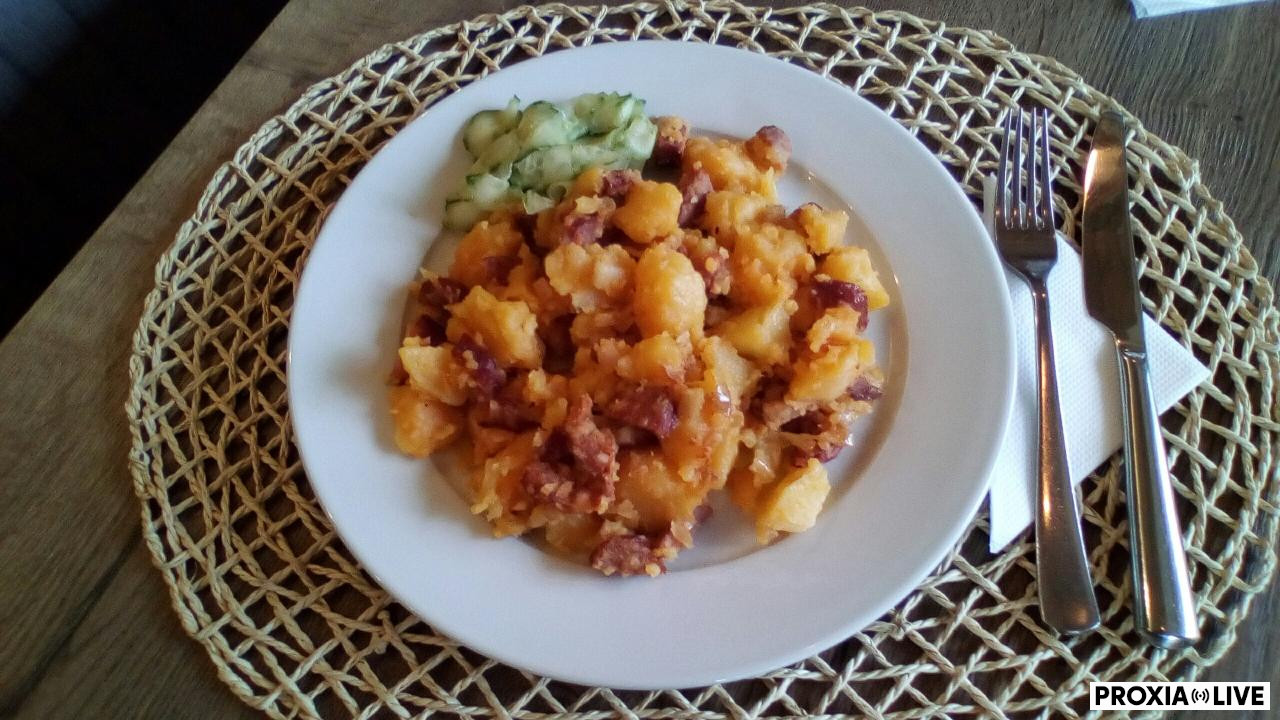 Sedliacke zemiaky (klobása, slanina), uhorkový šalát 
