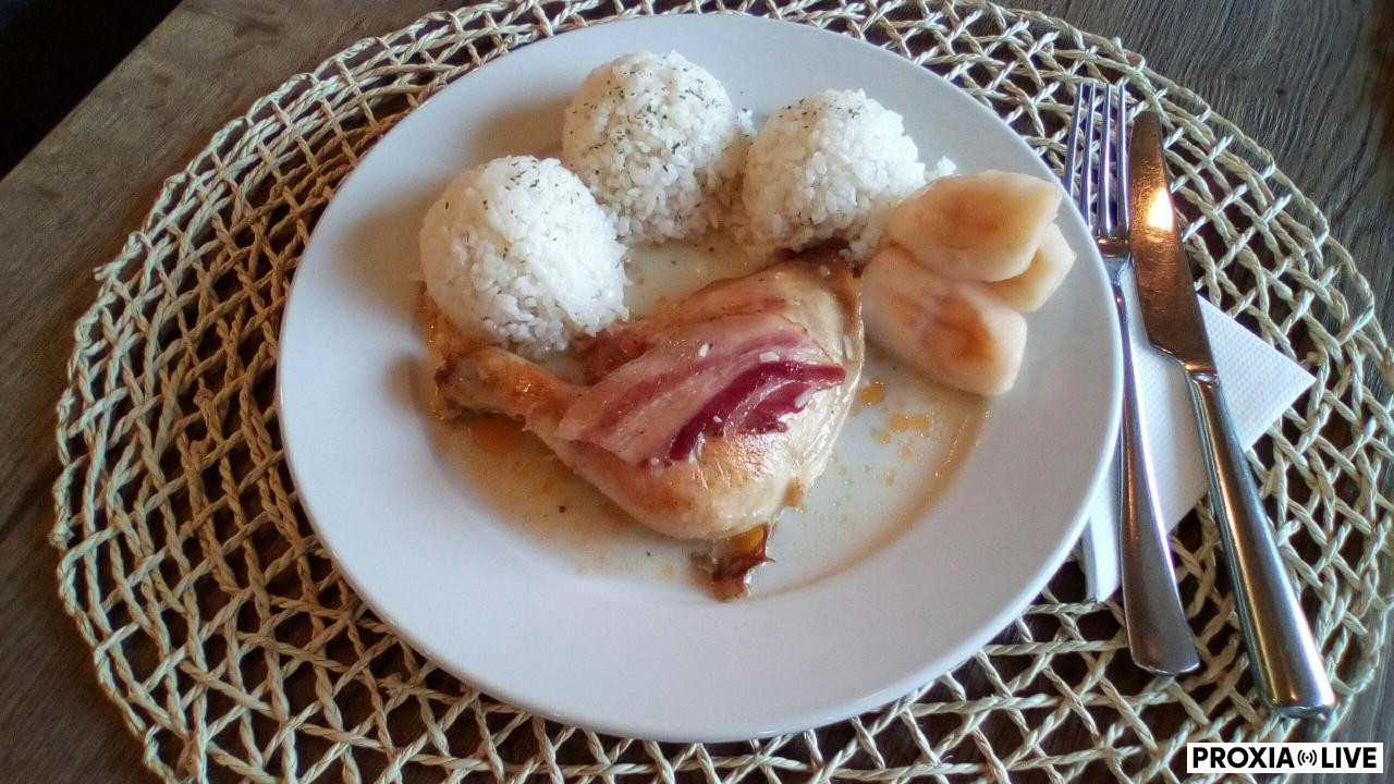Pečené kuracie stehno so slaninkou, dusená ryža 
