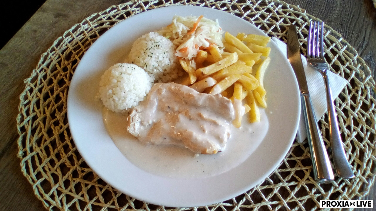 Kurací plátok s nivovou omáčkou, ryža/hranolky 