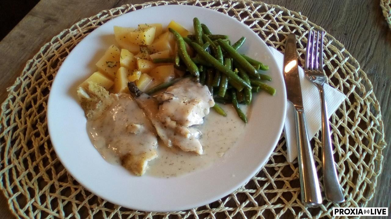 Gril. rybí filet s kôprovou omáčkou, var. zemiaky/fazuľ. struky 