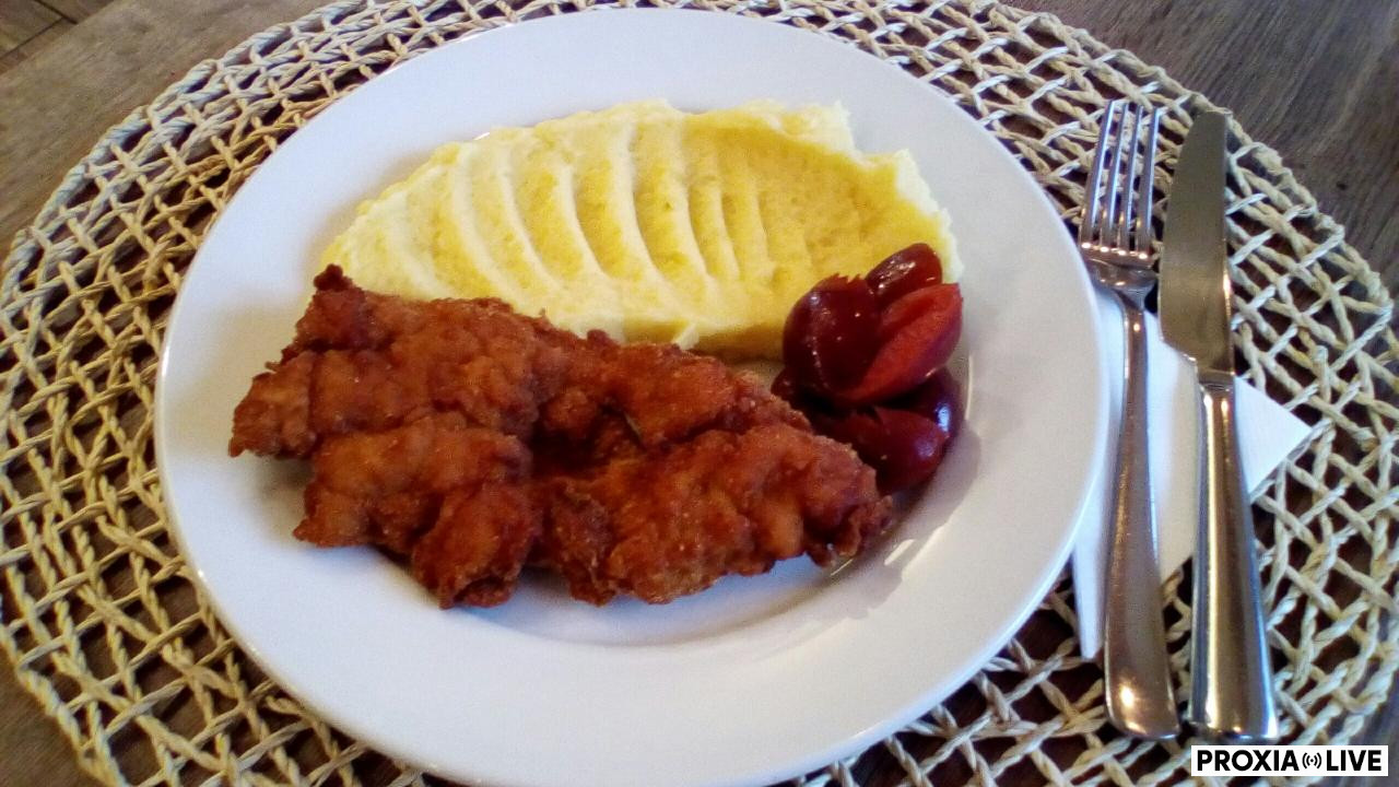 Vyprážaný kurací stehenný plátok, zemiaková kaša, kompót 