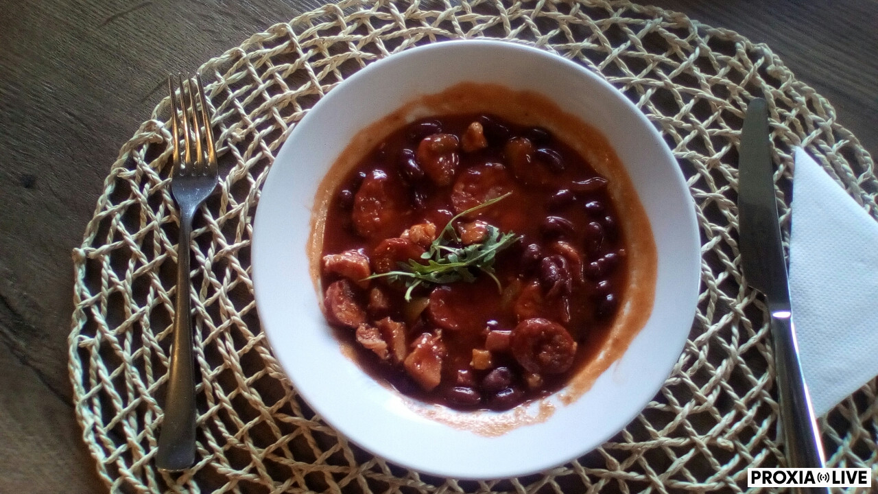 Kovbojská fazuľa, chlieb 
