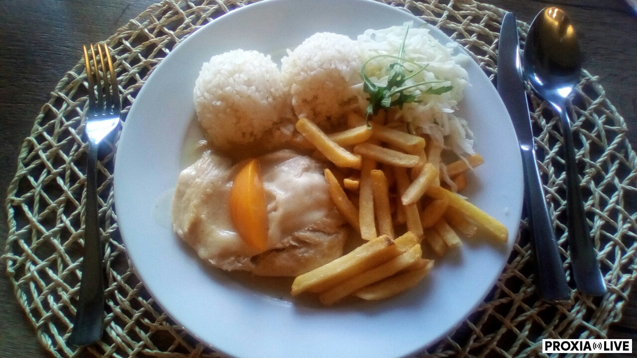 Kurací steak zapek. s broskyňou a syrom, ryža/hranolky 