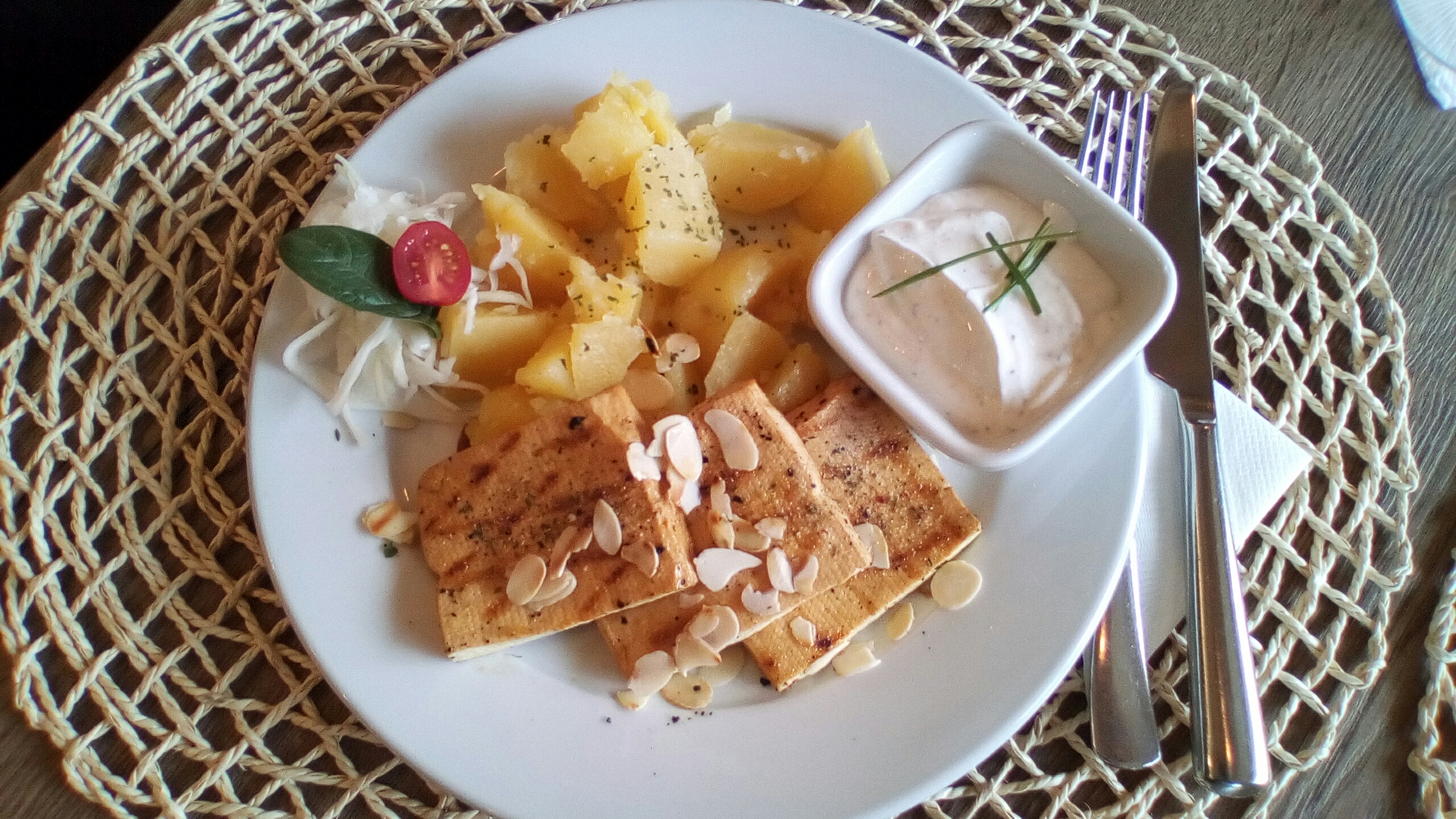 Tofu na grile posypané mandľami, varené zemiaky, dresing 