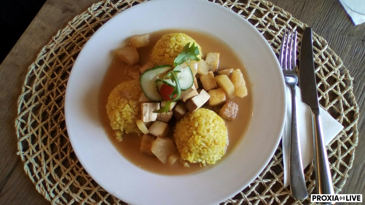 Tofu na ananáse, kari ryža 