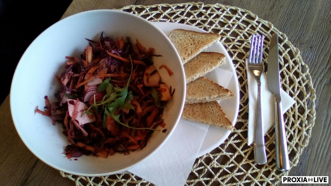 Fitnes šalát z červenej kapusty (kapusta, mrkva, jablko, červená repa, reďkovka, zázvor) cereálny toast 
