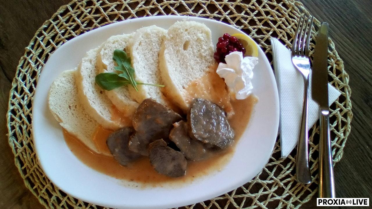 Hovädzia sviečková na smotane, parené knedle 