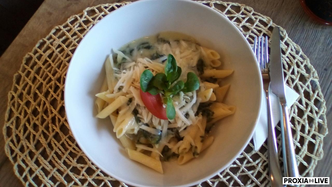 Penne so špenátovo-smotanovou omáčkou, posypané mozarelou 