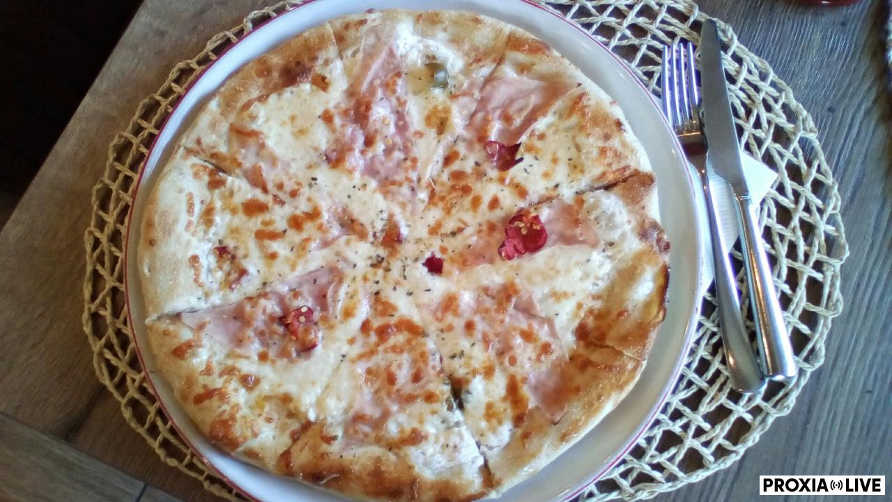 Pizza šunková s feferónmi na smotanovom základe  