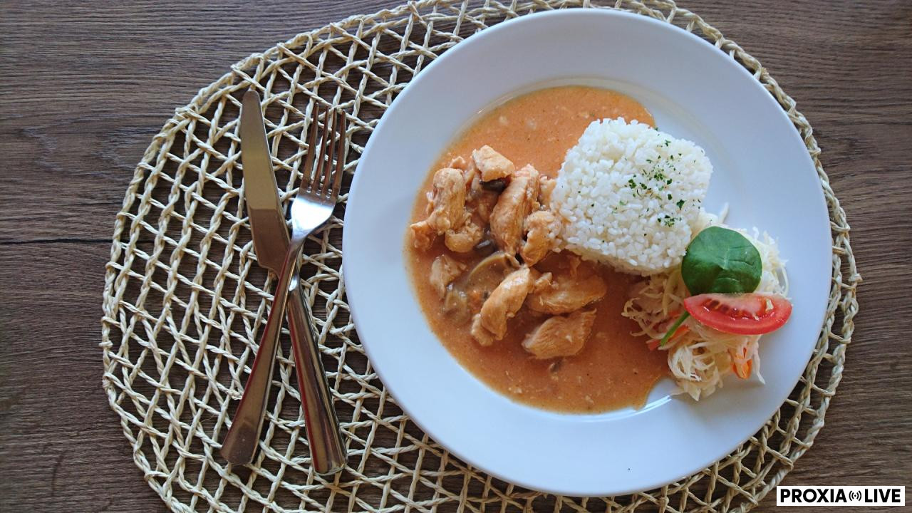 Kurací stroganov, dusená ryža 