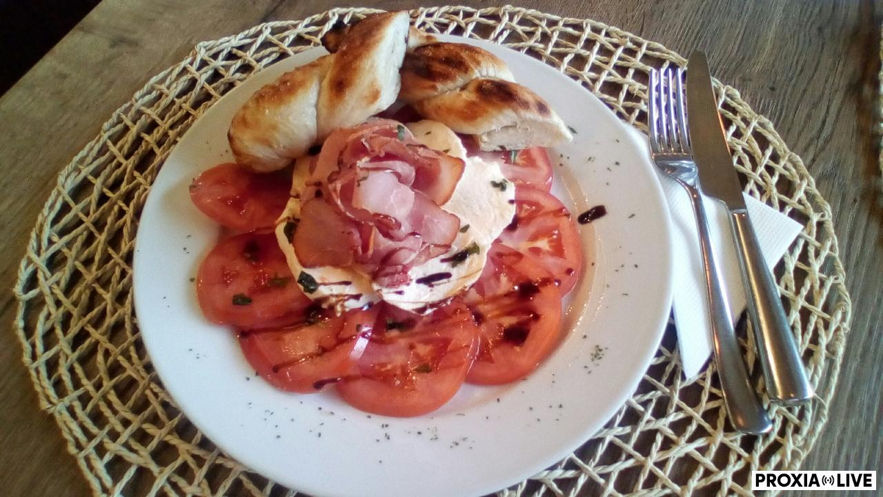 Šalát s paradajkou, mozzarellou a prosciutom , pizza rožok 