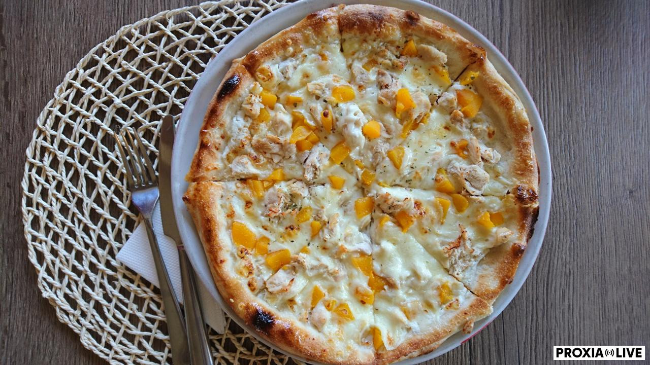 Pizza kuracia s broskyňou na smotanovom základe 