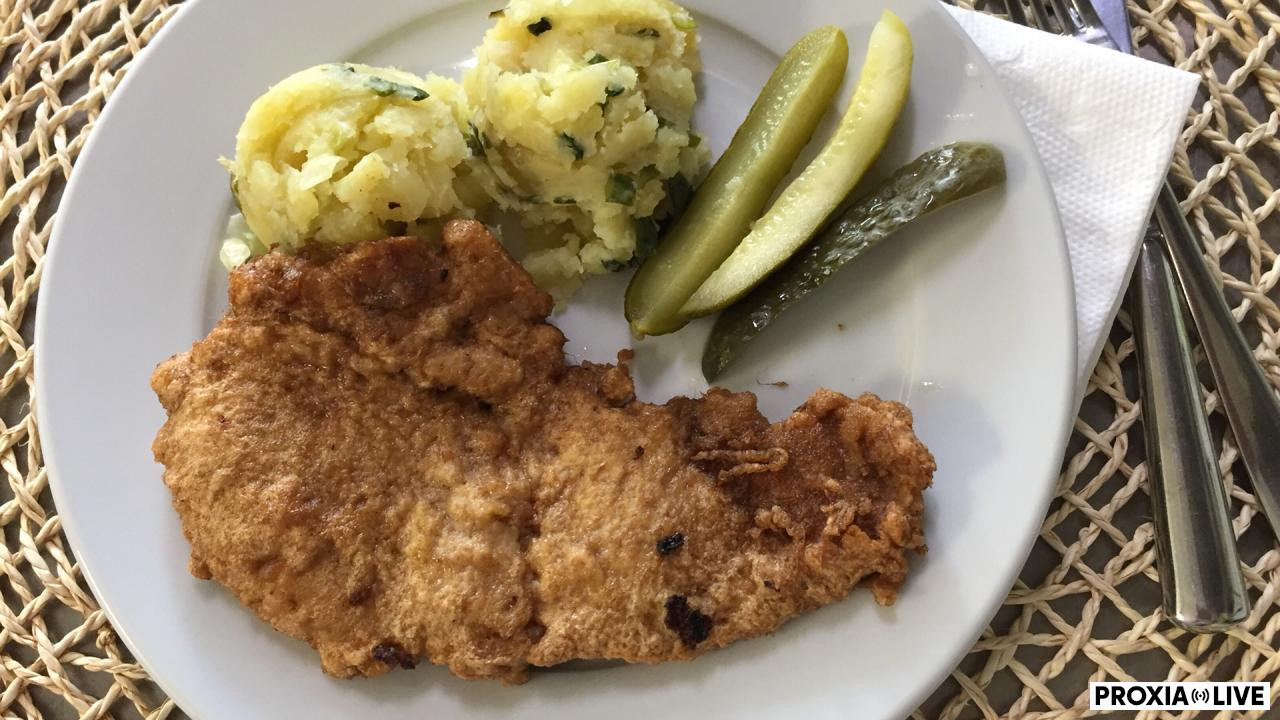 Obrátený bravčový rezeň, pučené zemiaky s cibuľkou 